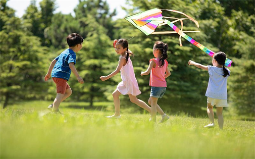 六一送關(guān)愛，拼湊出孩子的夢幻童年