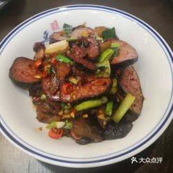 猪血饼炒腊肉_猪血粑炒腊肉做法